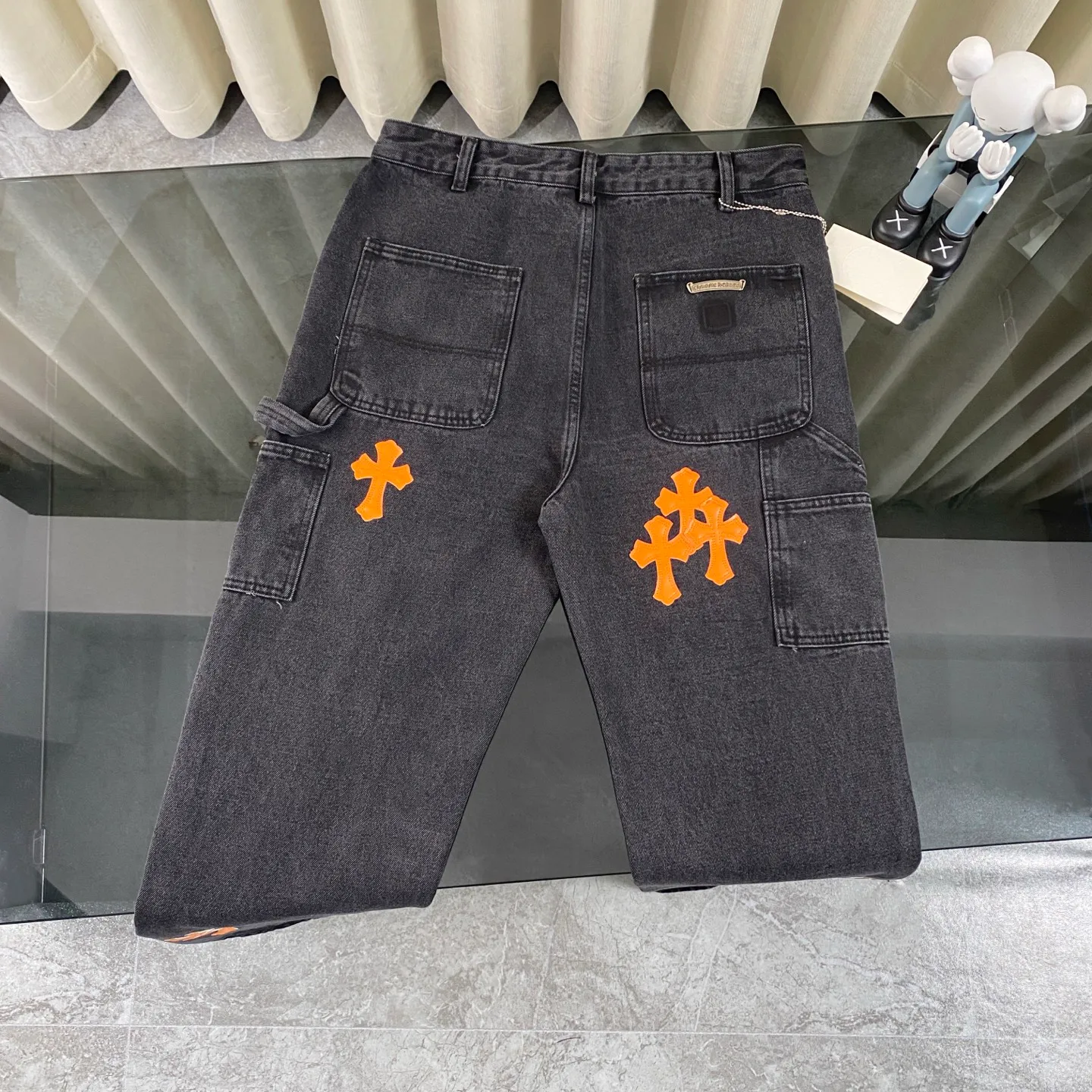 P270 CH Chromehearts limited edition orange cross patch leather black work jeans denim logging pants, counter price 34W level, patch cross pattern embellishment, washed jeans! ! An absolutely high-end luxury product, a 1.9W-level god-level single product, a super popular product, made by top heavy industry, a magic weapon that cannot be missed! [About Zangyin] This is an extremely luxurious fashion brand that can also be called the aristocracy of the high street. It has always been an exclusive brand for some hipsters or rich second generations. Compared with ordinary high streets, it is more luxurious and noble. Compared with luxury brands, it is more fashionable and individual. It has always been a brand that I have a special liking for. [Top heavy industry fashion design] Consistently high-street luxury style. Speaking of this style, the Zangyin family and GU family are definitely the leading representative brands. Especially the Zangyin family has really achieved a state-of-the-art effect in creating high-street style. The unique washed material is used to create this style. The color system is already quite eye-catching. After it is decorated with patchwork cross flowers, it cleverly highlights the charm of the brand. Secondly, this style uses classic The high-waist cutting design highlights the long legs and fashionable temperament of the upper body. The brand is highly recognizable and the slim fit configuration is more suitable for daily wear. It is a product that interprets personality, fashion, and specifications at a glance. This single product is enough to make any fan excited. It can be a white T-shirt for a youthful college style, or a tight suspender for a royal style. It has strong matching ability and can be easily controlled by men.  [Materials and craftsmanship] Needless to say, this point goes without saying. As an excellent craftsman brand, Zangyin’s requirements for details and craftsmanship are really perfect. The washed color of this model has gone through so many processes, not to mention the embellishment of denim appliques. It is also purely hand-made and sewn. Just like what they believe in, only hand-made things have soul and have the meaning of wear. A top-notch heavy-duty fashionable denim item, I look forward to your perfect interpretation! !  Color: black gray Size: 28-34